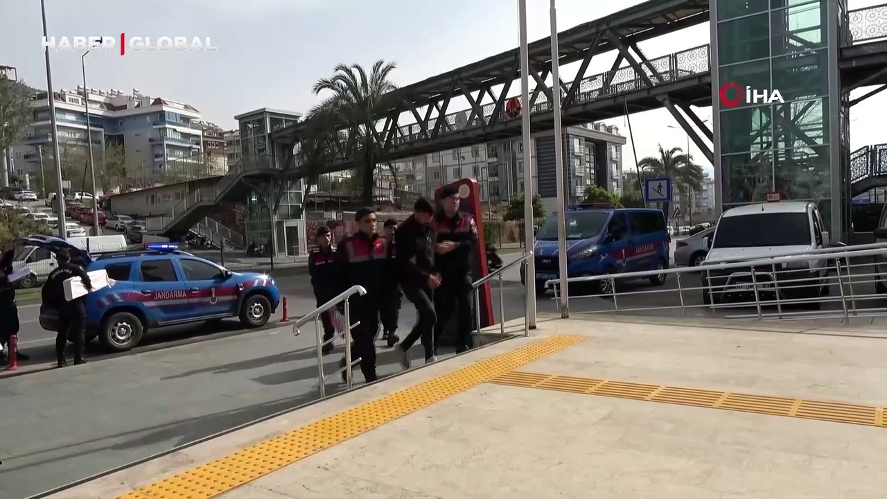 Otomobile asit döktü, hiç olmamış gibi yoluna devam etti