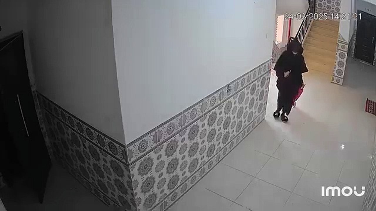 وهران - رجل يرتدي جلباب للتمويه يطرق باب السكن إما للاعتداء على الضحية او تفقد السكن ان كان ساكنيه غائبين
