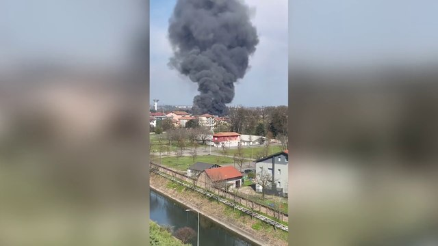 Lainate, incendio alla Perfetti: una colonna di fumo nero si alza dall'area esterna della fabbrica