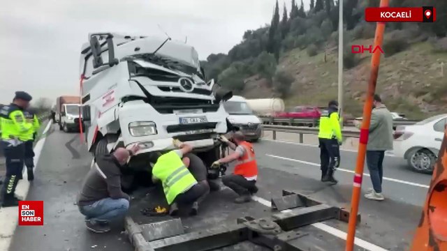 TEM Otoyolu'nda 4 tır, zincirleme kazaya karıştı