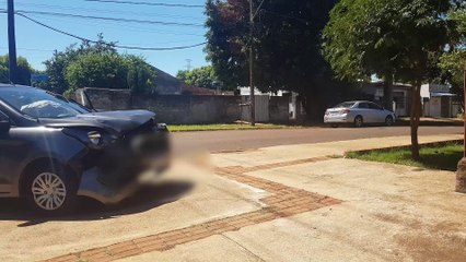 Ford Ka e Corolla se envolvem em acidente no Santa Felicidade