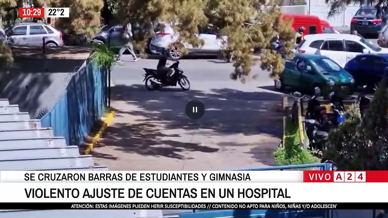 Exterior hospital con vehículos y personas