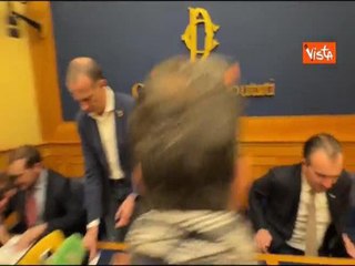 "Allontanatevi, sennò vi tiro i capelli", Salvini scherza con i cronisti alla Camera