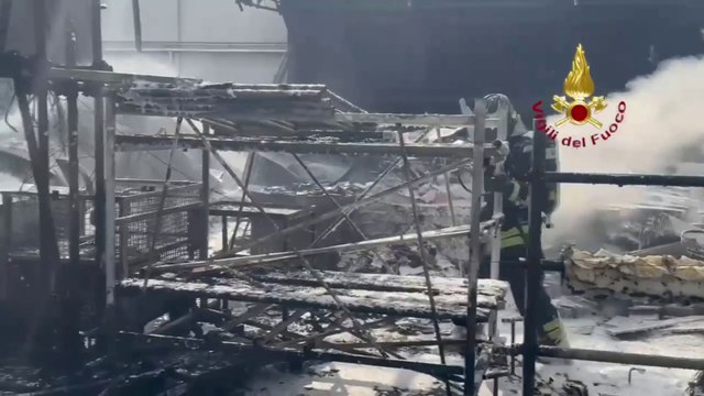 Esplosione in fabbrica di chewing gum a Milano, densa colonna di fumo