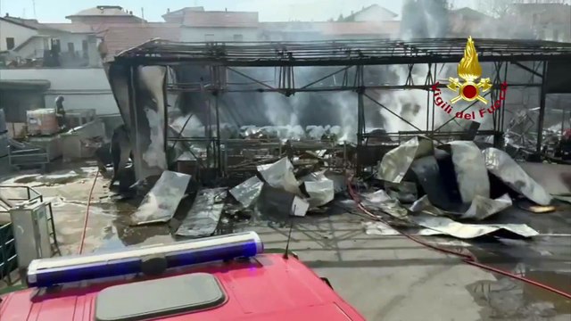 Lamiere accartocciate e fumo dalle macerie: il video del magazzino della ditta Perfetti bruciato a Lainate