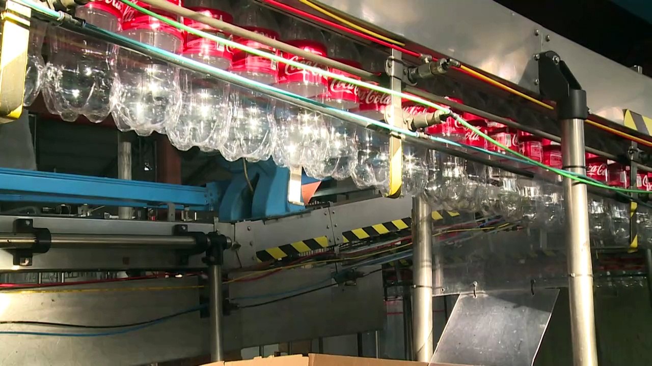 Estudo alerta sobre toneladas de resíduos plásticos da Coca-Cola nos oceanos até 2030