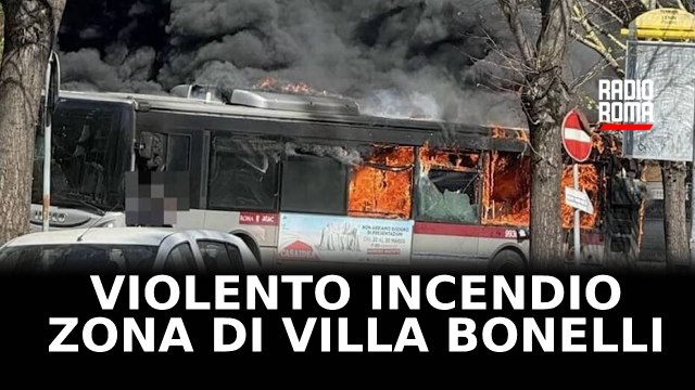 Autobus distrutto dalle fiamme a Roma