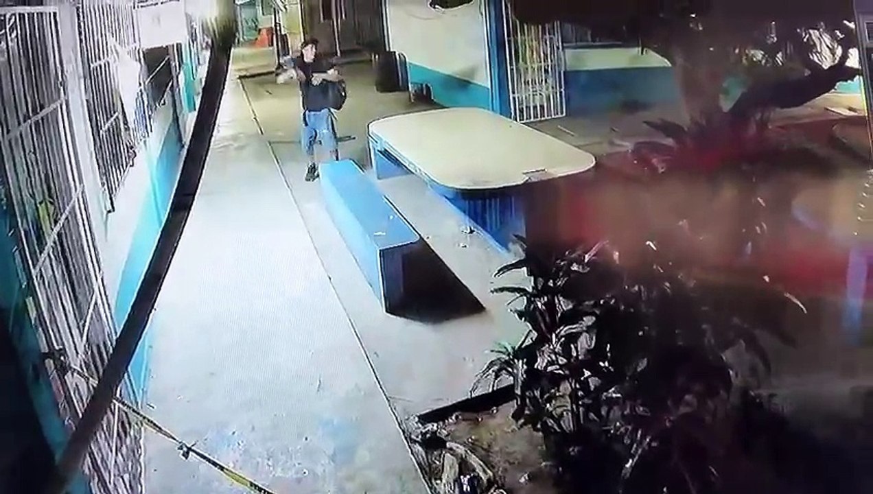 Captan a delincuentes robando en una primaria de Tampico | VIDEO