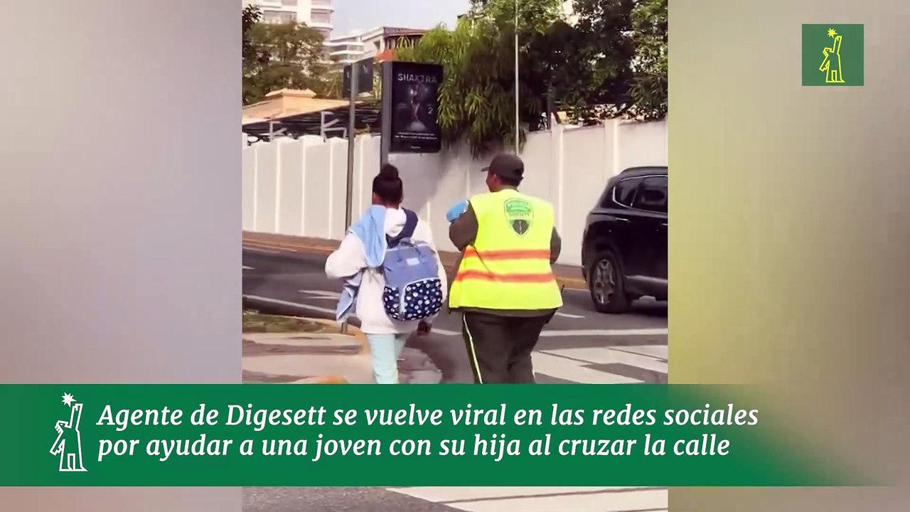 Agente de Digesett se vuelve viral en las redes sociales por ayudar a una joven con su hija al cruzar la calle