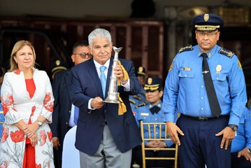 Presidente Mulino recibe grado de comandante primer jefe honorario del Cuerpo de Bomberos