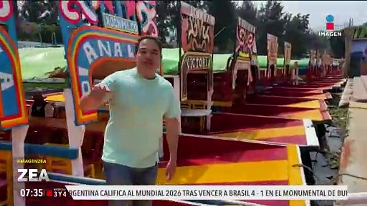 Atalo Mata puso a prueba su equilibrio y fuerza y se convirtió en remero en Xochimilco