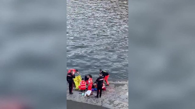 Torino, pullman turistico cade nel Po in piazza Vittorio. Morto l'autista, non c'erano altre persone
