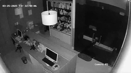 Criminosos arrombam farmácia e furtam computadores