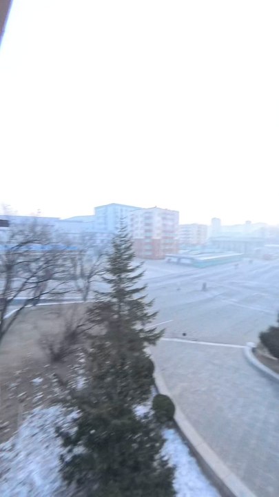 Despierta a las 6:00 de la mañana en Corea del Norte, abre la ventana y lo que escucha en la calle le deja sin palabras