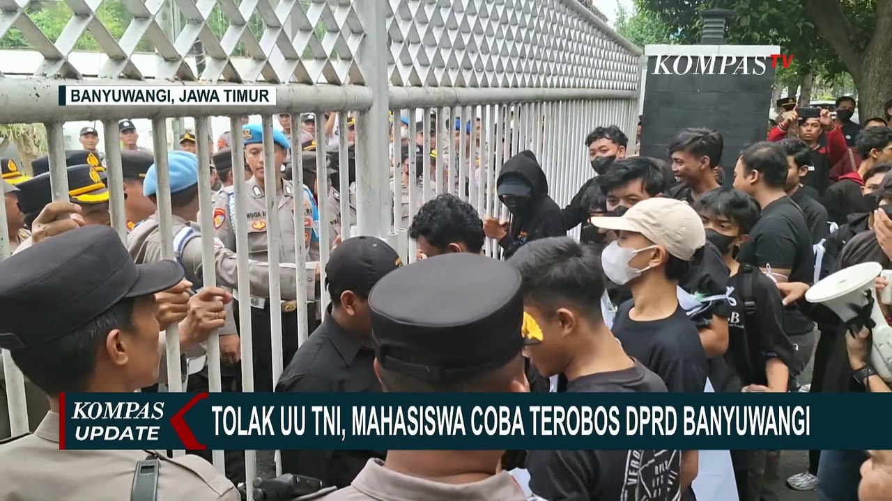 Tolak UU TNI, Mahasiswa Coba Terobos Pagar DPRD Banyuwangi