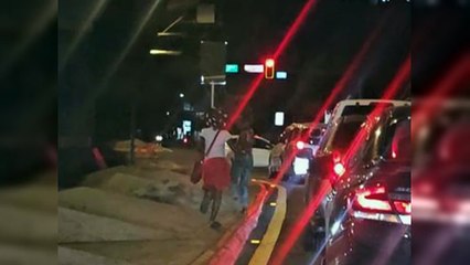 Niños mendigan en semáforos a altas horas de la noche