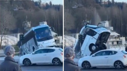 Bus turistico precipita nel Po a Torino: morto l'autista