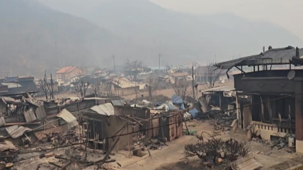 [제보영상] 무너진 지붕에 뼈대만...마을 전체 대피령 / YTN