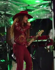 ¡Shakira invita al escenario a Lili Melgar, la niñera de sus hijos!