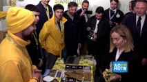 Meloni allo stand di Coldiretti: «Se questo prodotto non è dietetico, te vengo a cerca'»