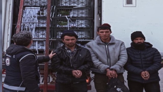 Karpuz yüklü TIR'ın dorsesinden 3 kaçak göçmen çıktı