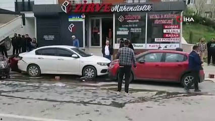 Hızla gelen otomobil kamyonun altına girdi! O anlar kamerada