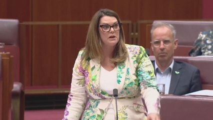Una senadora saca un "salmón podrido y maloliente" en el parlamento australiano para protestar por las piscifactorías de Tasmania