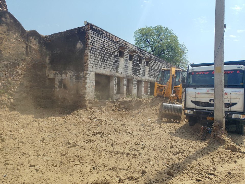 दो करोड़ से बनेगी प्राचीन नहर के पास से सड़क, दो दिन से जेसीबी से खुदाई जारी