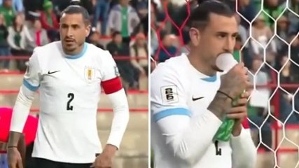 Bolivia-Uruguay, giocatori in campo con gli inalatori d'ossigeno