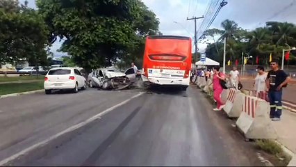 Carro ficou completamente destruído em acidente