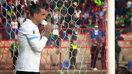 Maç 4 bin 150 metrede oynanınca Uruguay’lı futbolcu oksijen tüpü kullanmak zorunda kaldı