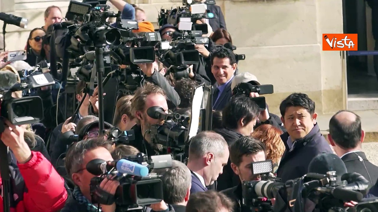 Meloni arriva all'Eliseo per l'incontro dei Paesi "Volenterosi". Ad accoglierla il Presidente Macron
