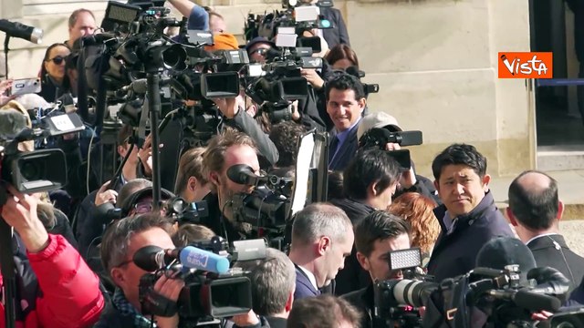Meloni arriva all'Eliseo per l'incontro dei Paesi Volenterosi . Ad accoglierla il Presidente Macron