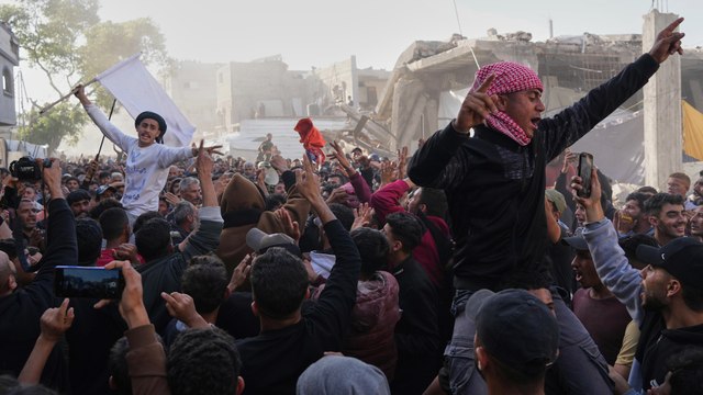 Insólita manifestación de miles de palestinos contra Hamas en Gaza