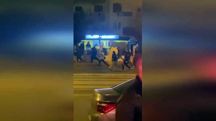 Sokak eylemlerinden ilginç görüntüler: Pikachu firarda, örümcek adam halayda...