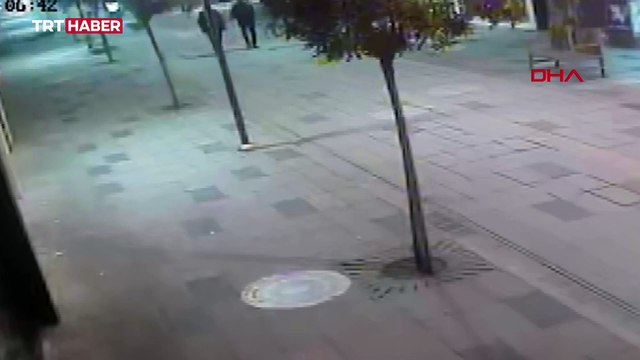 Başıboş köpeklerden kaçarken yayaya çarptı