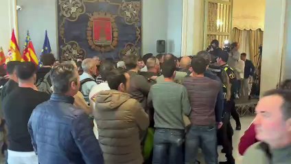 "¡Barcala, cumple!":  desalojados del pleno de Alicante varios bomberos que protestaban por sus condiciones laborales