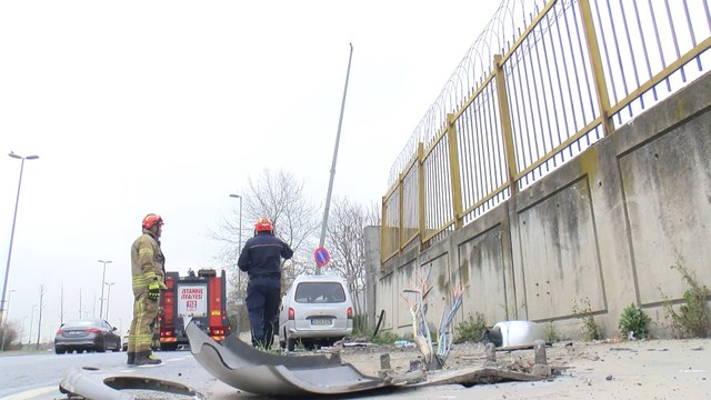 Panelvan çarptığı aydınlatma direğini yerinden söküp metrelerce sürükledi