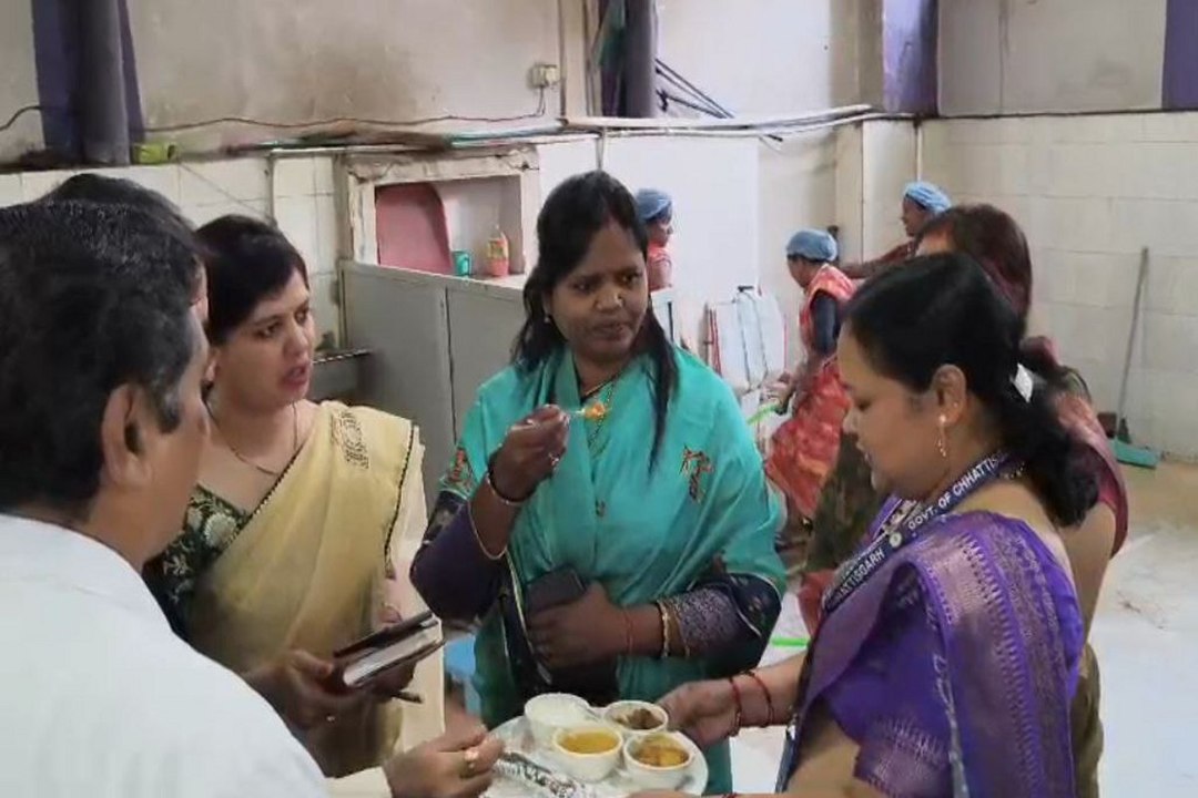 Mayor tasted hospital food: मेयर पहुंचीं मेडिकल कॉलेज अस्पताल के किचन, चखा खाना, बोलीं- बढिय़ा है स्वाद