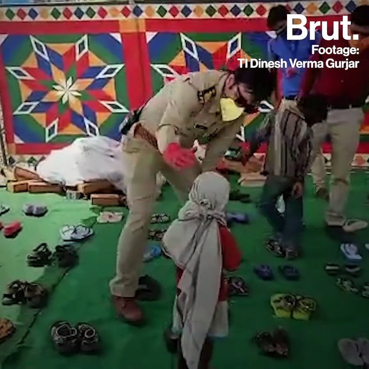 Cops Offer Shoes To Migrants Walking Home