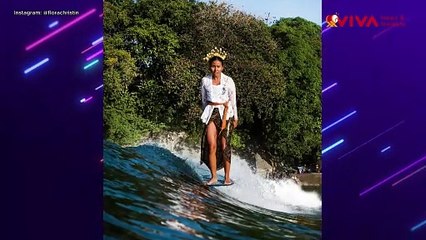 Aksi Flora Christin Surfing Pakai Kebaya Bali, Punya Misi..