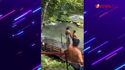 Anakonda Raksasa Menyaru dalam Air, Munculannya Bikin Panik