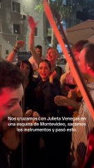 Tropiezan con Julieta Venegas en mitad de la calle y se forma un espectáculo digo del mejor documental