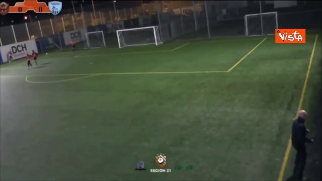 Guerra Ucraina, Zelensky mostra esplosione a Kharkiv durante una partita di calcio