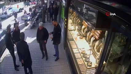 Kaçan inek çarşı merkezini birbirine kattı