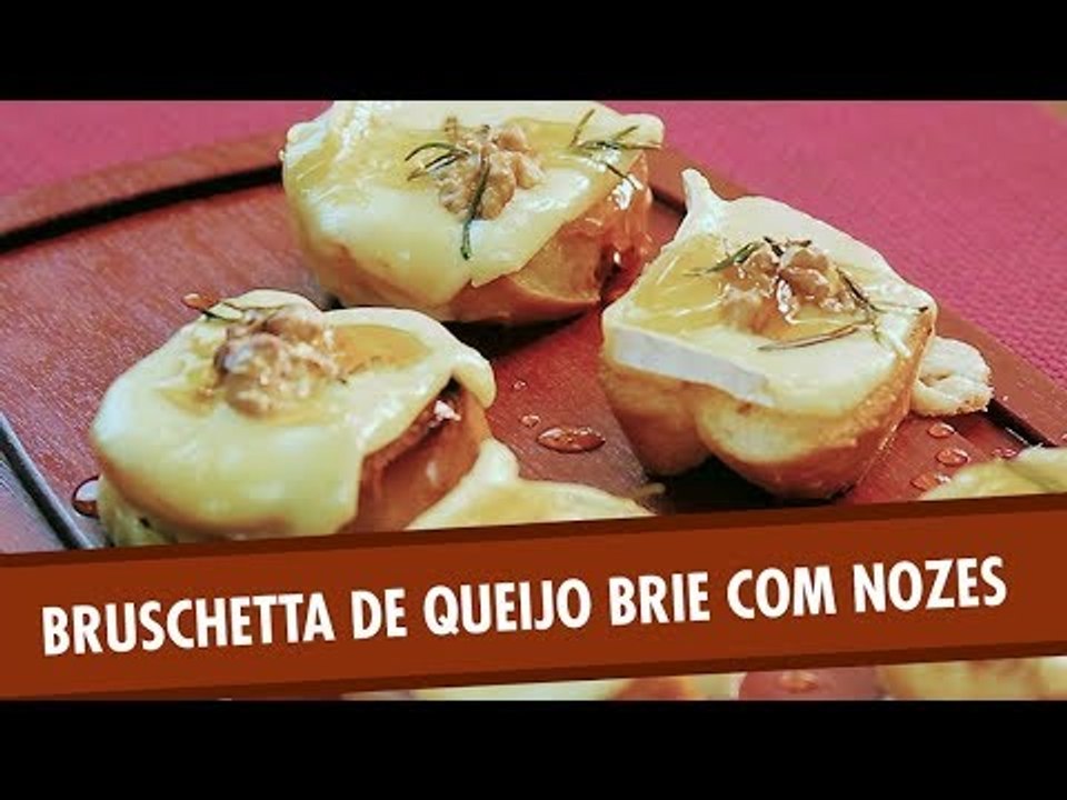 Bruschetta de queijo brie com nozes e mel