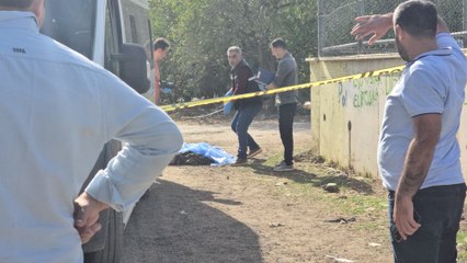 Şakalaştığı arkadaşlarının yola ittiği öğrenci, servis minibüsünün altında kaldı