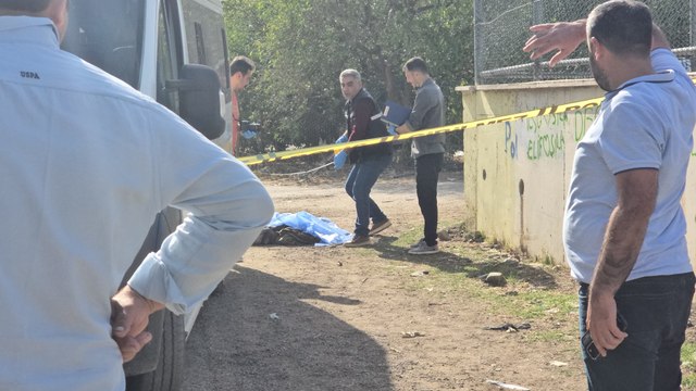 Şakalaştığı arkadaşlarının yola ittiği öğrenci, servis minibüsünün altında kaldı