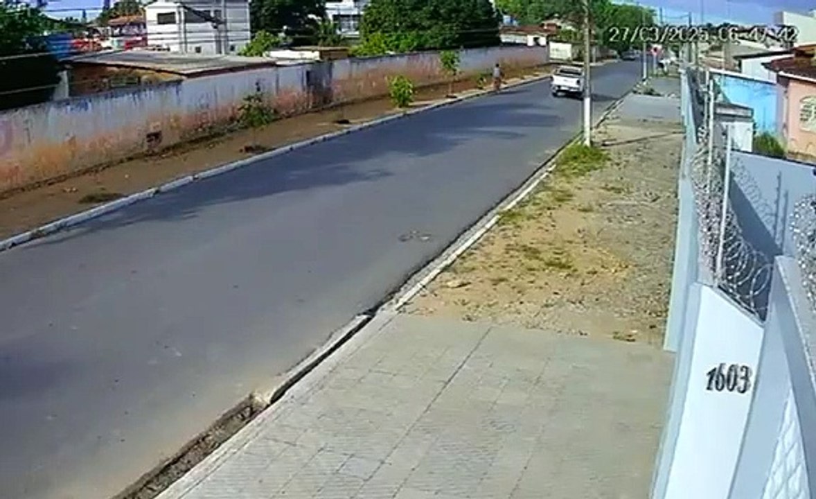 Câmeras de segurança flagram colisão entre veículos, em Arapiraca
