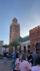 Sahra vous fait découvrir la médina de Marrakech à Orlando !  Djellabas, verres de thé et stand de henné… mais avec des prix exorbitants !